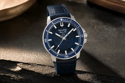 Macro do mostrador de um Bulova com o ponteiro dos segundos em movimento contínuo