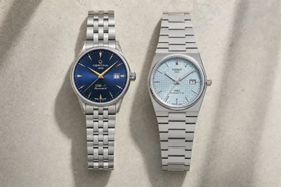 Certina DS-1 azul e Tissot PRX azul-claro lado a lado sobre pedra clara