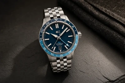 Christopher Ward C60 de mostrador azul e bisel de 24 horas sobre pedra escura