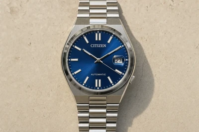 Citizen Tsuyosa de mostrador azul visto de cima, com a lente sobre a data em destaque