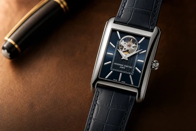 Frederique Constant Heart Beat com abertura no mostrador mostrando o balanço em movimento