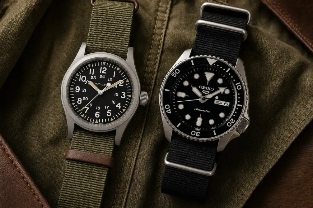 Hamilton Khaki Field e Seiko 5 Sports lado a lado sobre lona oliva