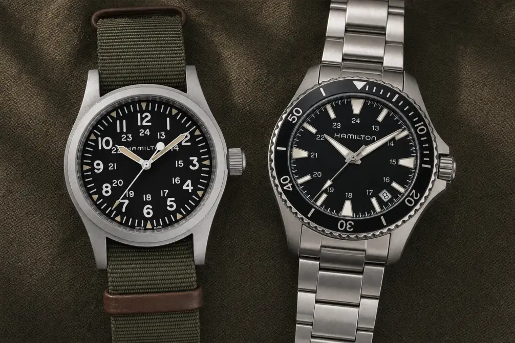 Hamilton Khaki Field e Hamilton Khaki Navy Scuba lado a lado sobre lona oliva