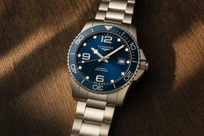 Longines HydroConquest de mostrador azul e bisel de cerâmica meio submerso em água