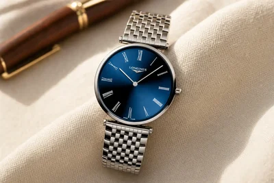 Longines La Grande Classique de mostrador azul e caixa fina sobre linho claro