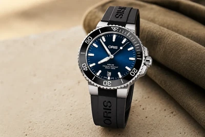 Oris Aquis Date de mostrador azul e bisel de mergulho sobre pedra clara