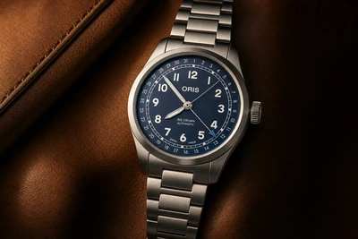 Oris Big Crown de mostrador azul com ponteiro de data central, sobre couro escuro