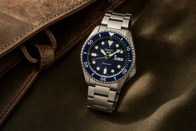Seiko 5 Sports de mostrador azul e pulseira de aço sobre lona escura
