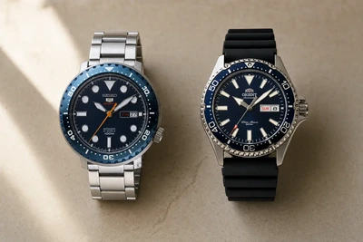 Seiko 5 Sports azul e Orient Kamasu azul lado a lado sobre pedra clara