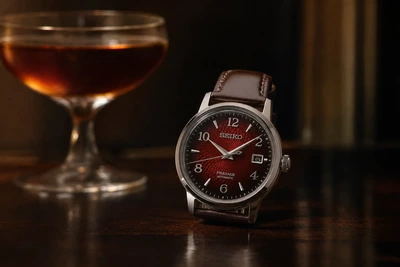 Seiko Presage Cocktail Time de mostrador vermelho guilhochado sobre balcão de bar escuro