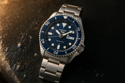 Seiko 5 Sports SKX de mostrador azul e bisel giratório sobre pedra escura