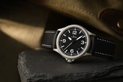 Sinn 556A de mostrador preto e correia de couro sobre pedra escura