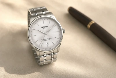 Tissot Chemin des Tourelles de mostrador prata e bracelete de aço sobre linho claro