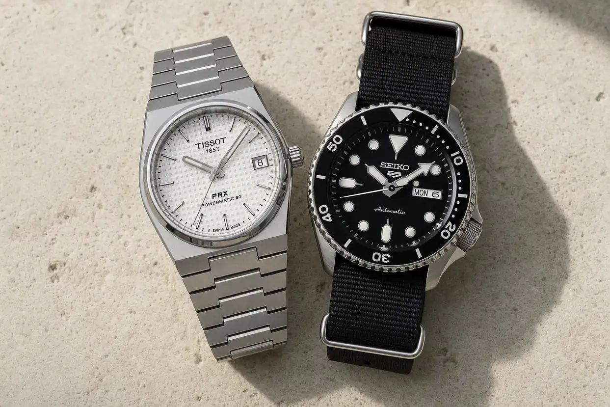Tissot PRX e Seiko 5 Sports lado a lado sobre pedra clara