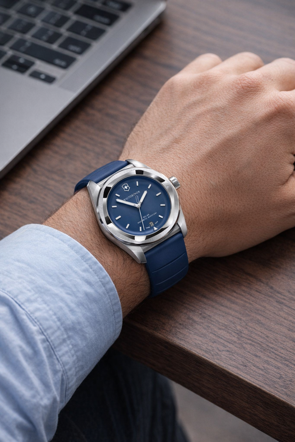 Concept One Solar azul no pulso