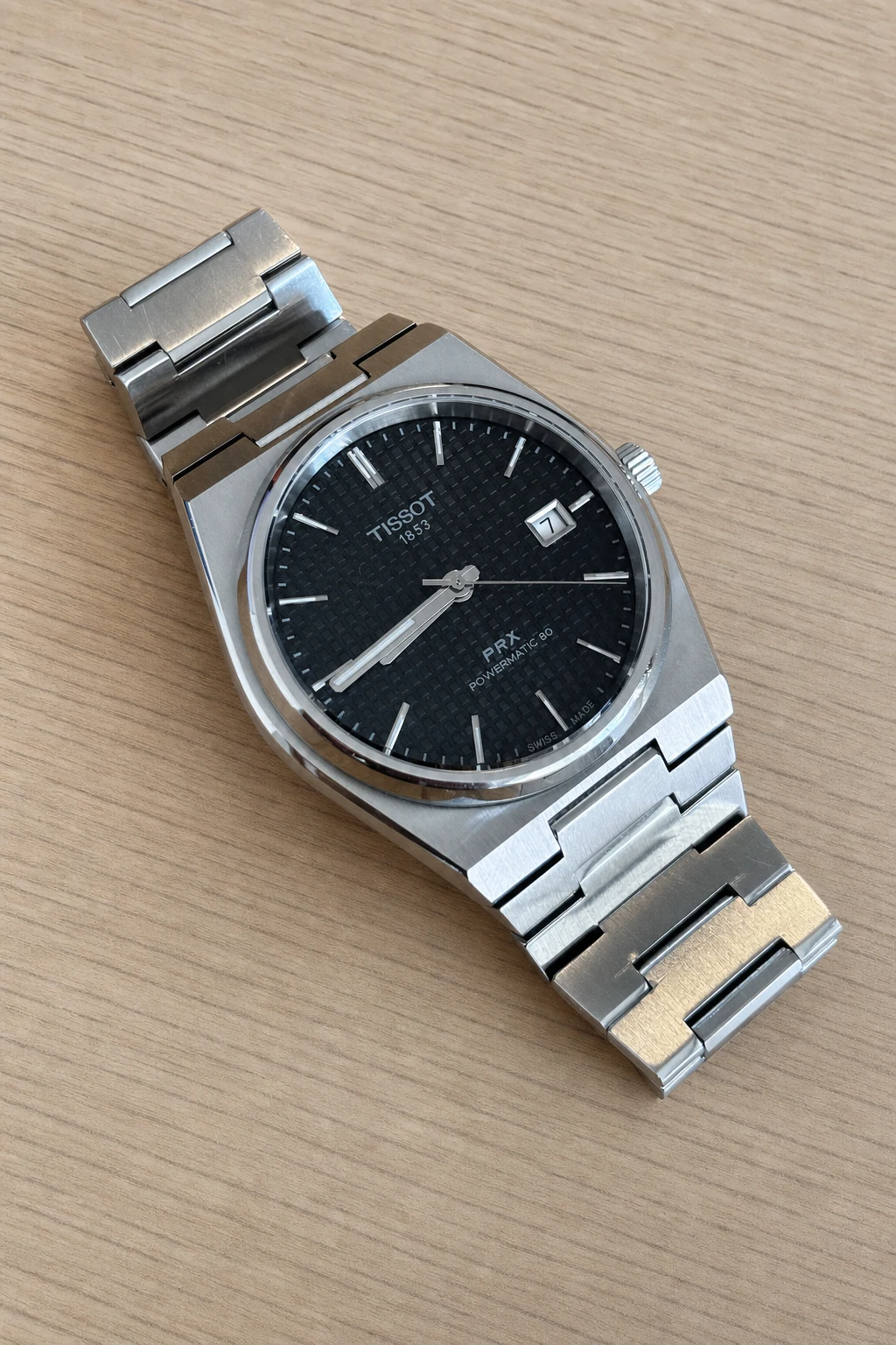 Tissot PRX Powermatic 80 preto sobre a mesa